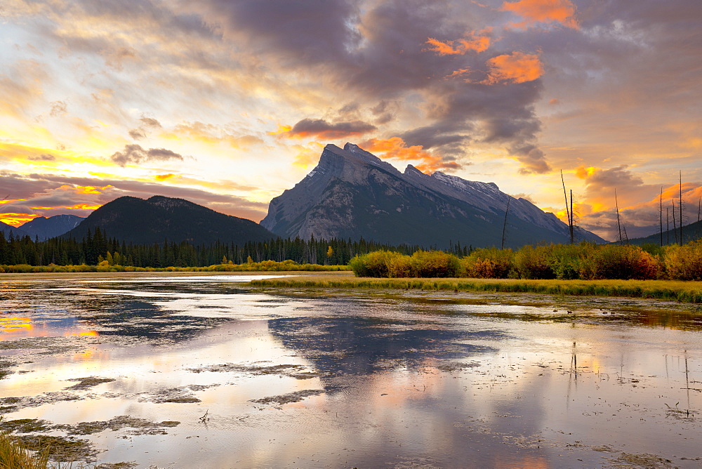 Mount Rundle and Vermillion Lakes at Sunrise, Banff National Park, UNESCO World Heritage Site, Alberta, Rocky Mountains, Canada, North America