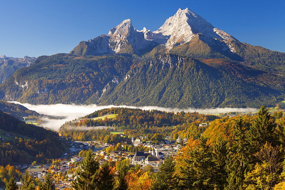 View of Berchtesgaden in autumn with the Watzmann mountain in the background, Berchtesgaden, Bavaria, Germany, Europe 