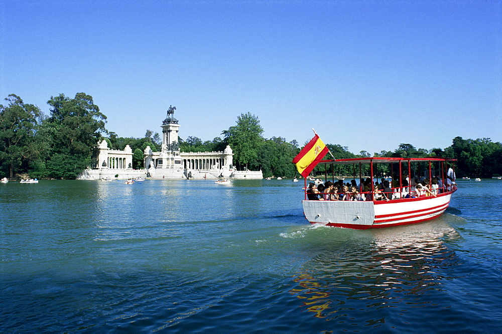 Tourist boat on lake, Parque del Retiro, Madrid, Spain, Europe