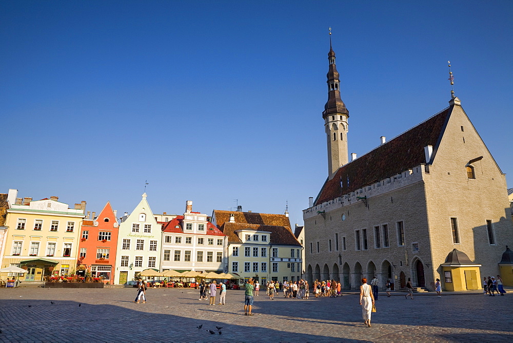 Architecture in Raekoja plats (Town Hall Square), Old Town, UNESCO World Heritage Site, Tallinn, Estonia, Europe