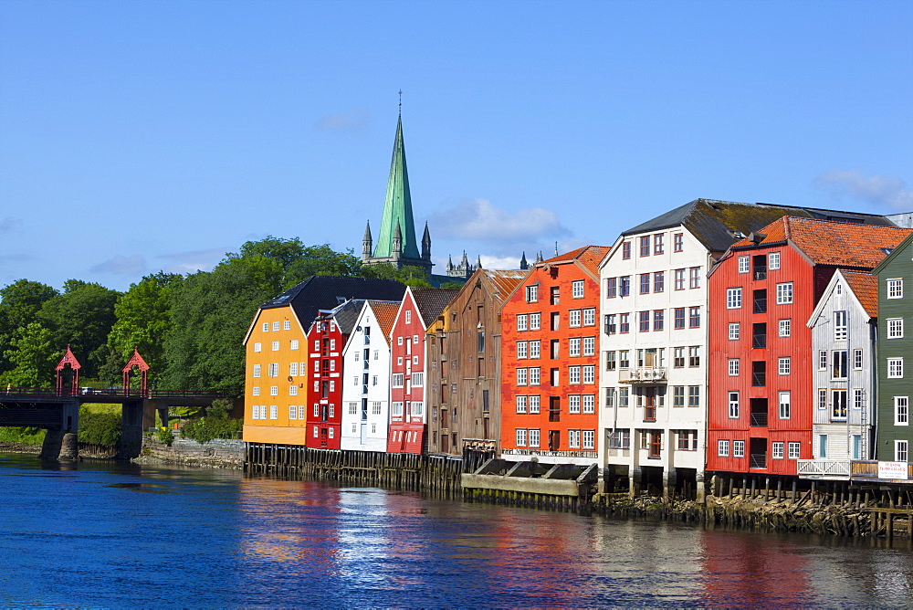 Nidaros Cathedral, old fishing warehouses and Gamle Bybro, Trondheim, Sor-Trondelag, Norway, Scandinavia, Europe 