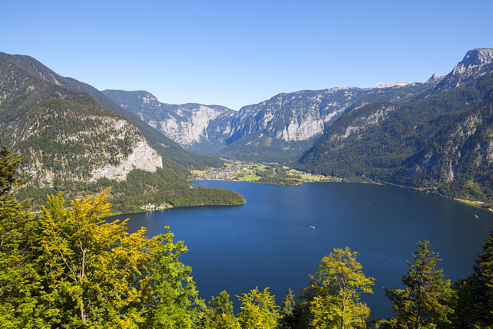 Elevated view over picturesque Hallstattersee, Oberosterreich (Upper Austria), Austria, Europe