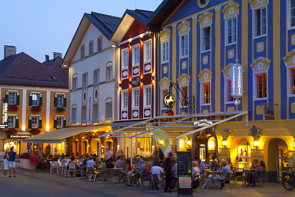 Restaurants in Market Square illuminated at dusk, Mondsee, Mondsee Lake, Oberosterreich (Upper Austria), Austria, Europe