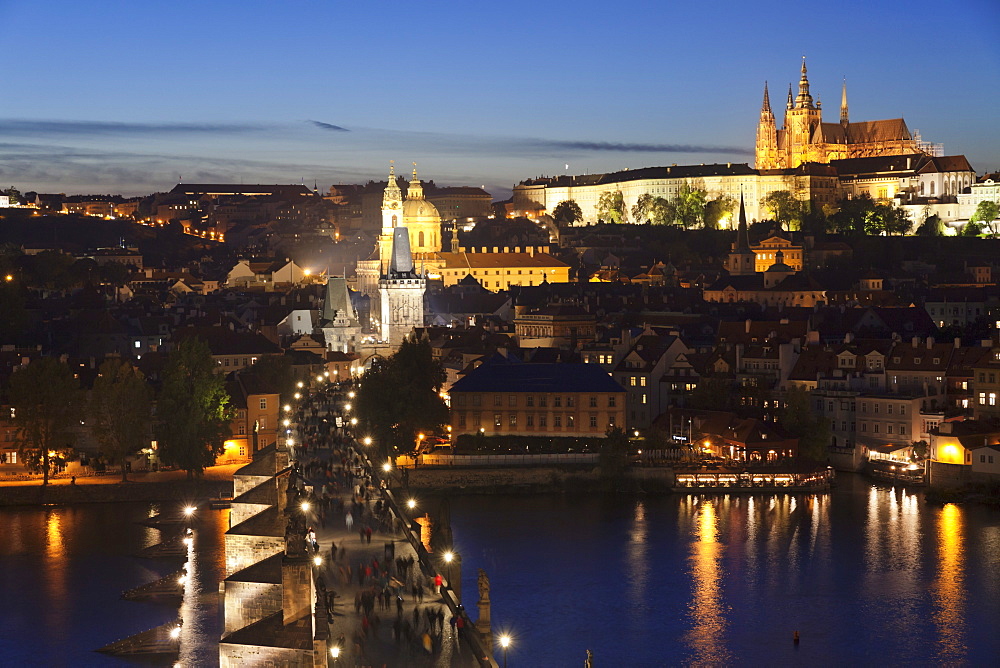 View over the River Vltava to Charles Bridge and the Castle District with St. Vitus Cathedral and Royal Palace, UNESCO World Heritage Site, Prague, Czech Republic, Europe 