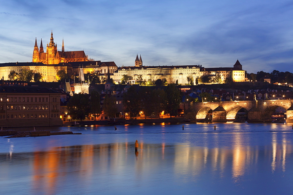 View over the River Vltava to Charles Bridge and the Castle District with St. Vitus Cathedral and Royal Palace, UNESCO World Heritage Site, Prague, Czech Republic, Europe 