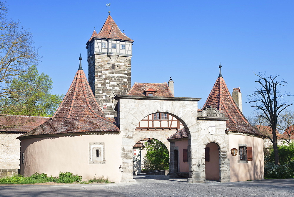 Town gate and Rodertor gate, Rothenburg ob der Tauber, Romantic Road (Romantische Strasse), Franconia, Bavaria, Germany, Europe