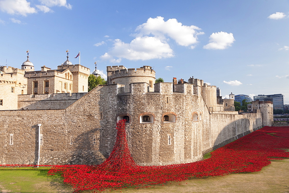 Tower of London, Installation Blood Swept Lands and Seas of Red, World War I memorial, City of London, London, England, United Kingdom, Europe