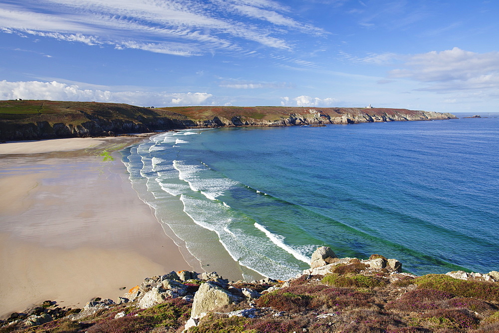 View from Pointe du Van over the Baie des Trepasses to the Pointe du Raz, Peninsula Sizun, Finistere, Brittany, France, Europe 