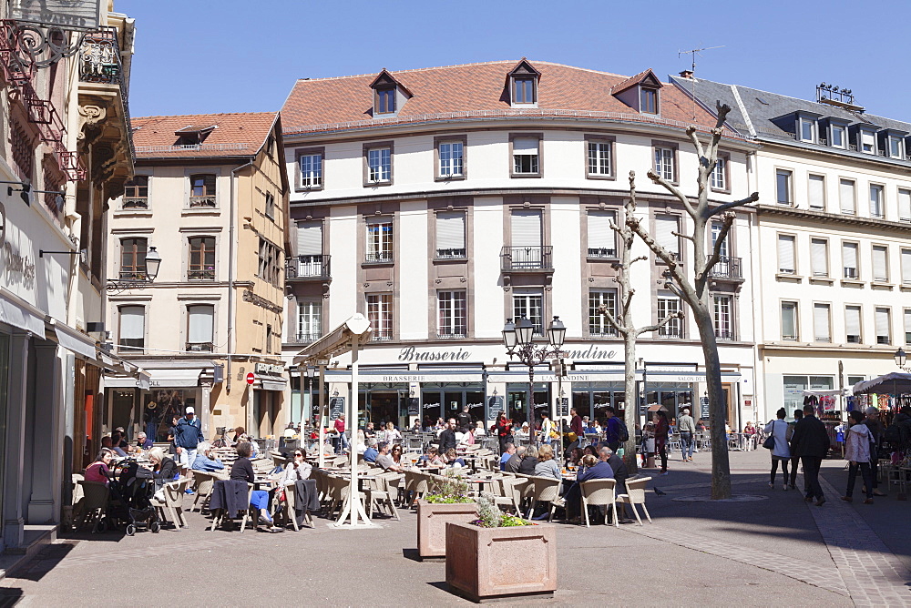 Street cafe, Place de la Cathedrale, Colmar, Alsace, France, Europe