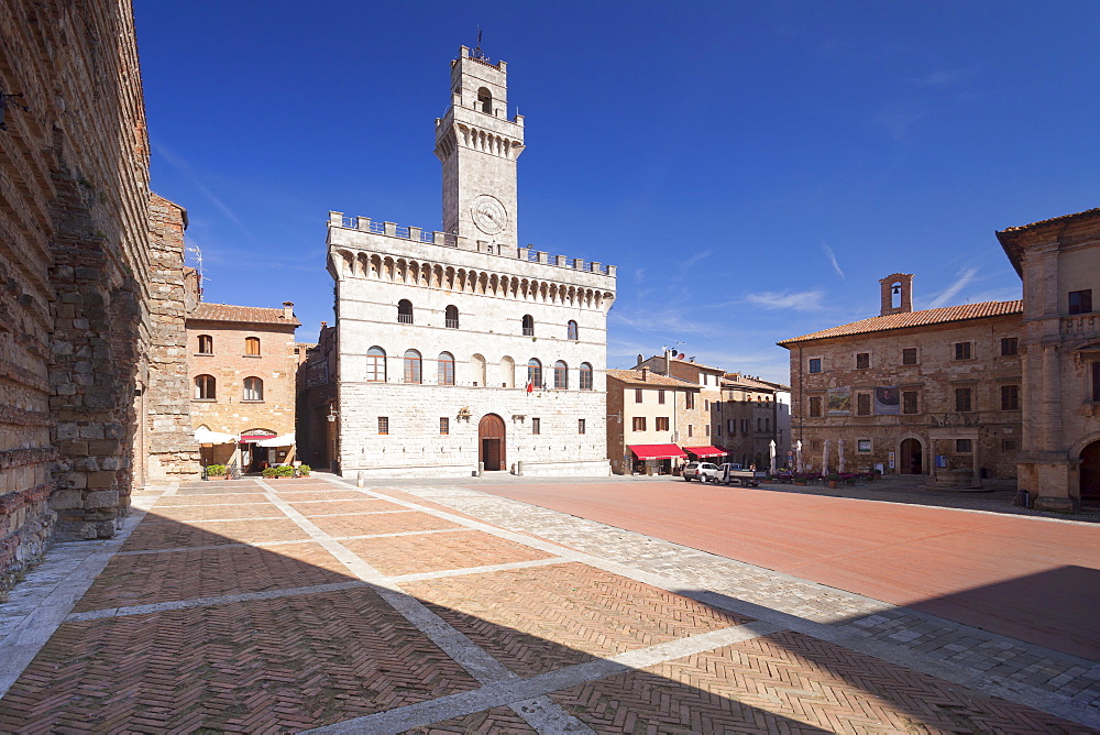 Piazza Grande Square and Palazzo Contuzzi, Montepulciano, Siena Province, Tuscany, Italy, Europe