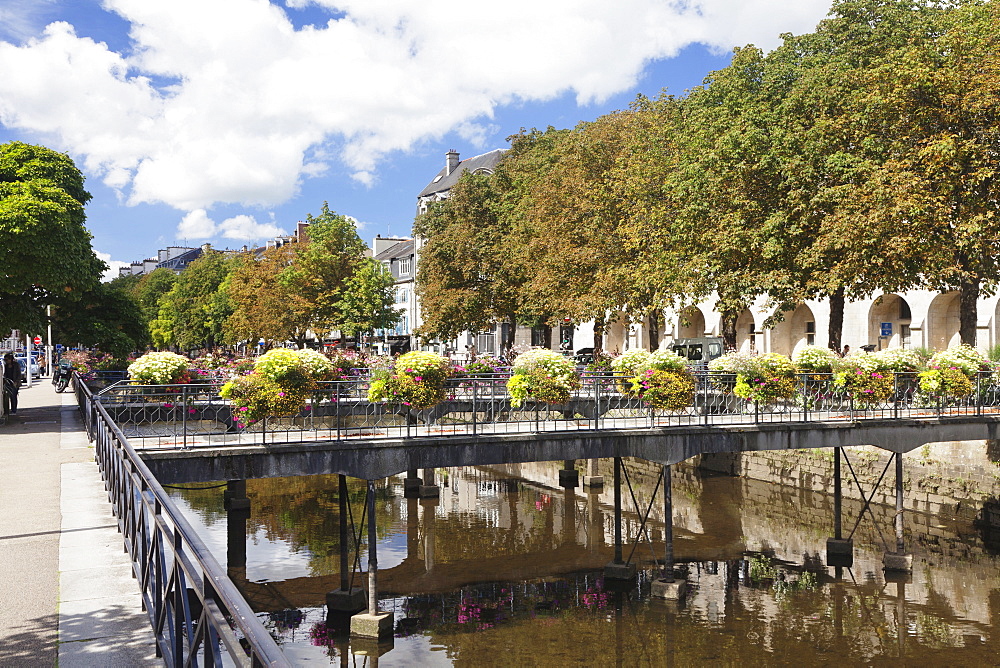 The River Odet and a flower decorated bridge, Quimper, Finistere, Brittany, France, Europe 