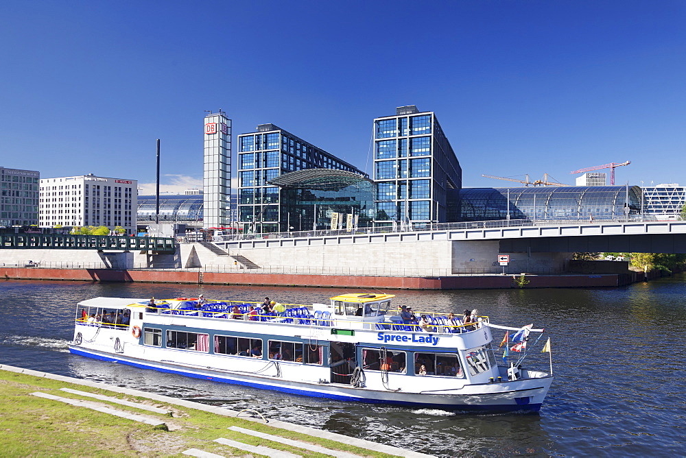 Excursion boat on Spree River, Central Station (Hauptbahnhof), Berlin Mitte, Berlin, Germany, Europe