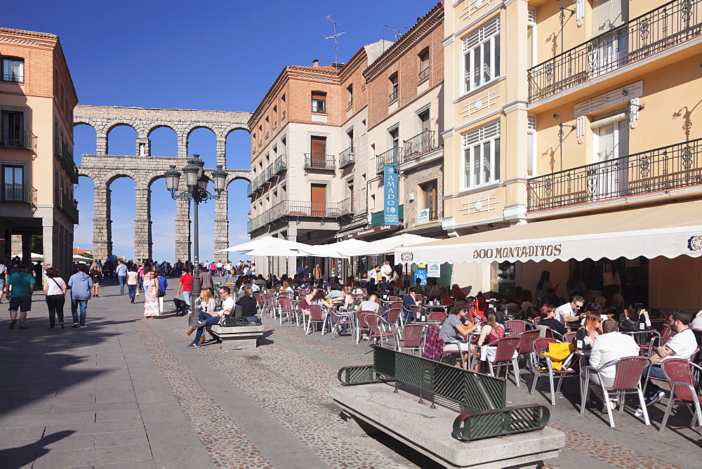 Street cafe, Roman Aqueduct, UNESCO World Heritage Site, Segovia, Castillia y Leon, Spain, Europe