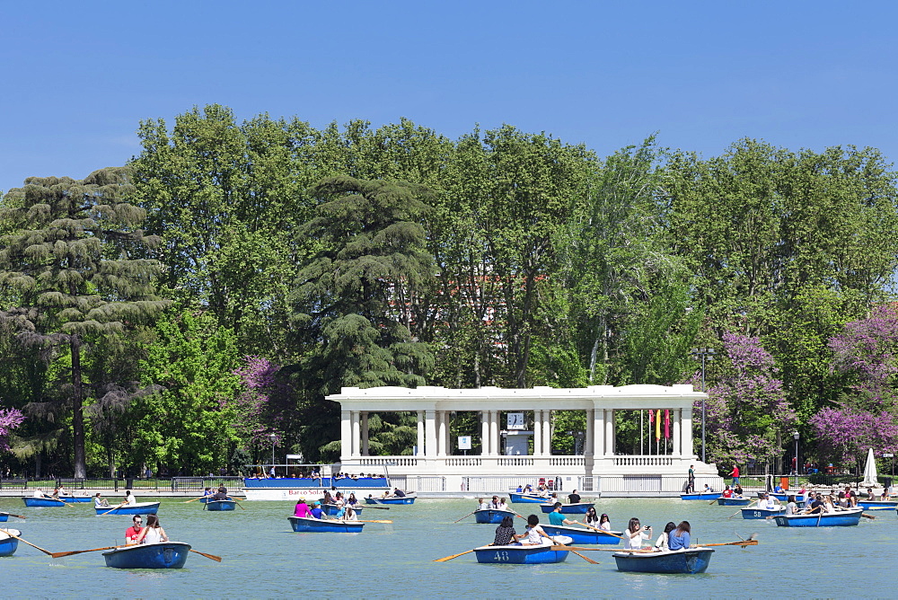 Rowboats at Estanque del Retiro Lake, Retiro Park (Parque del Buen Retiro), Madrid, Spain, Europe