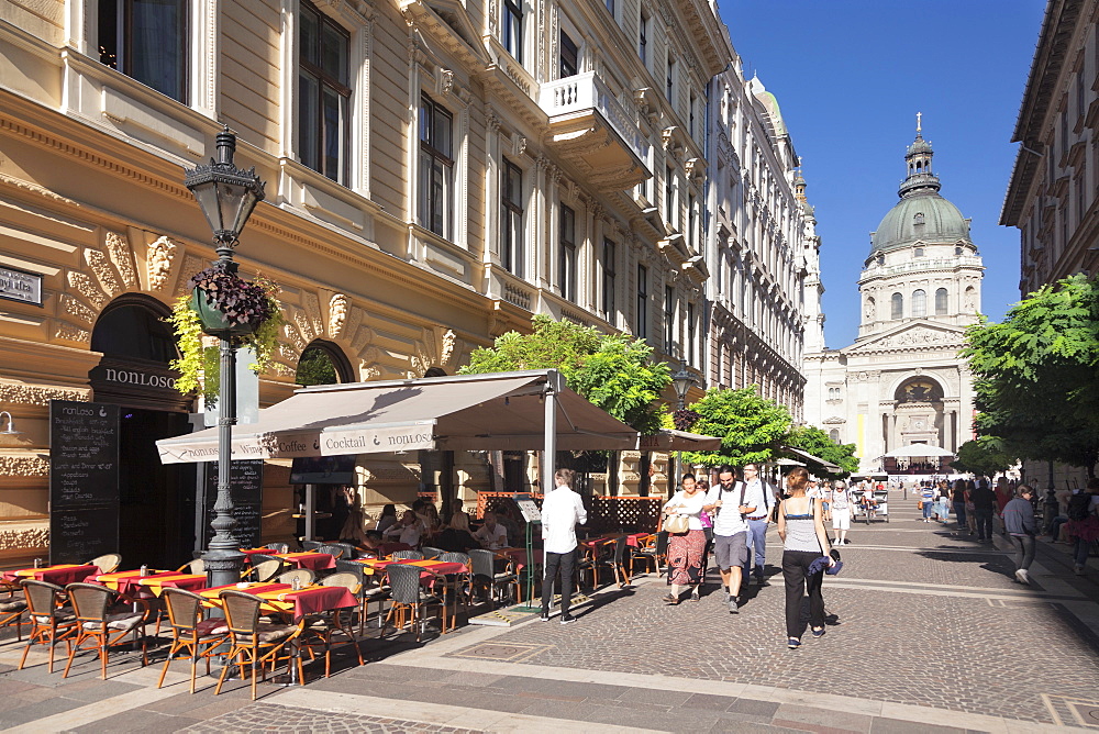 St. Stephen's Basilica on Szent Istvan Ter Square, Old Town of Pest, Budapest, Hungary, Europe