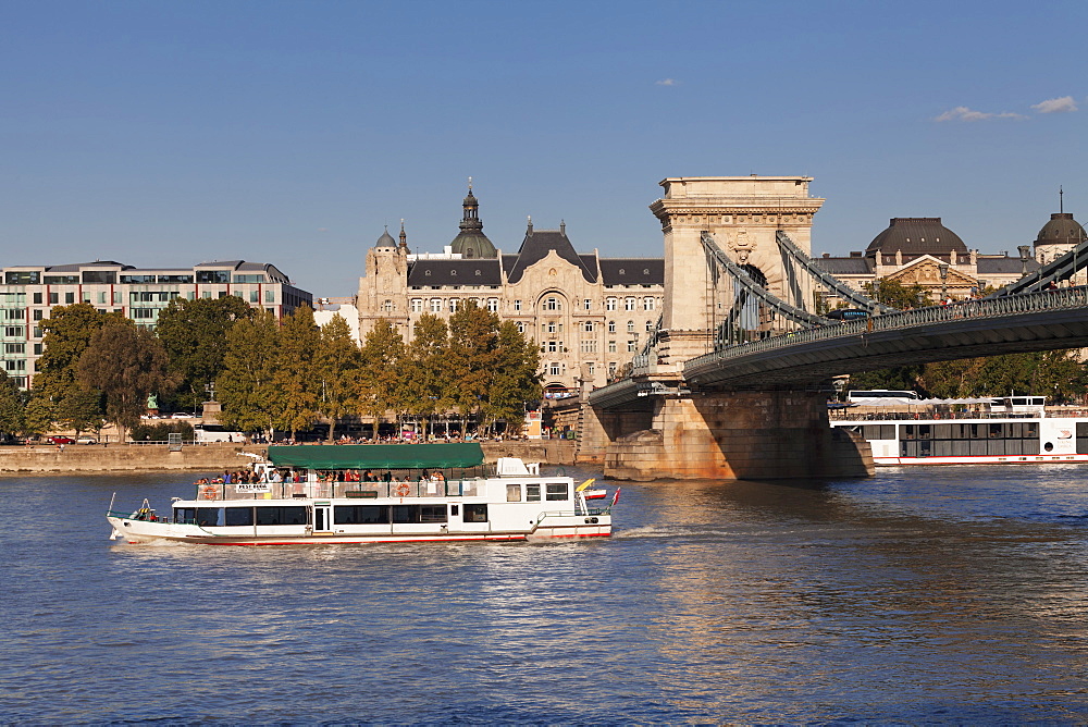 Chain Bridge over Danube River, Hotel Four Seasons Gresham Palace, Budapest, Hungary, Europe