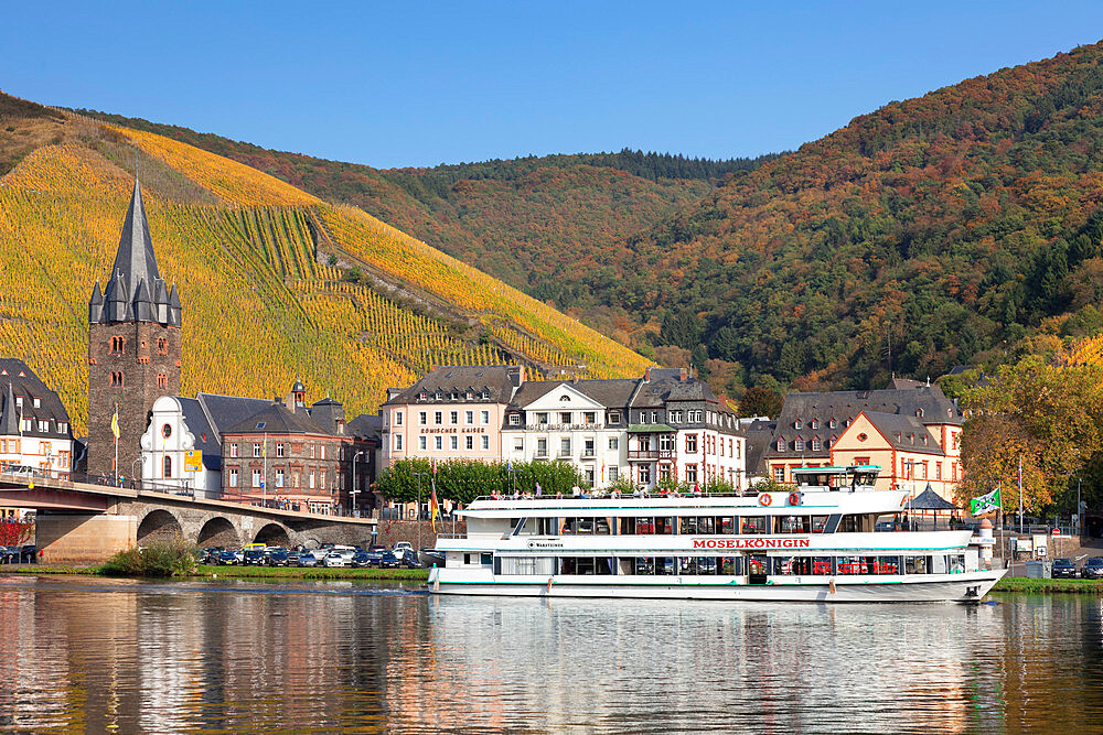 Excursion boat on Moselle River, Bernkastel-Kues, Rhineland-Palatinate, Germany, Europe