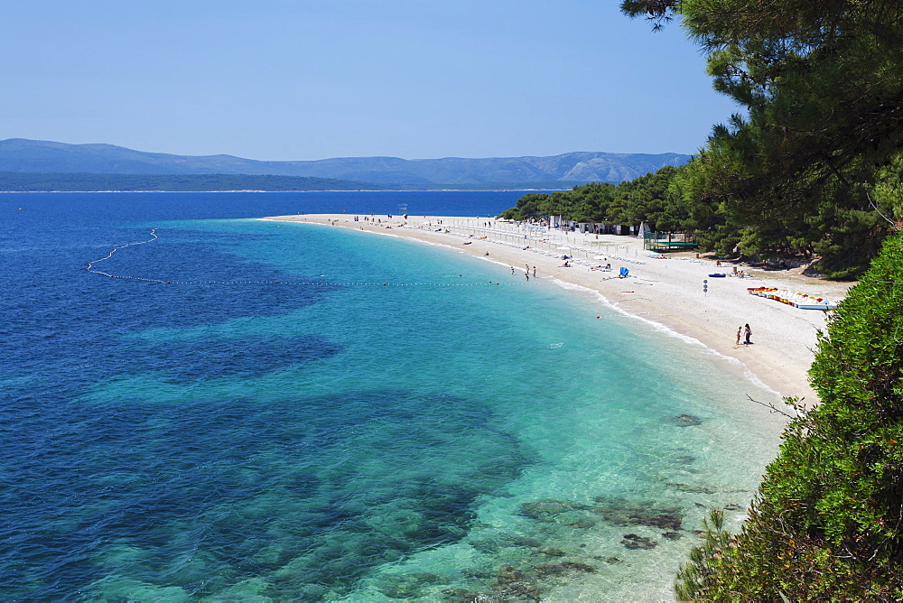 Beach, Zlatni Rat (Golden Horn) and the island of Hvar in the background, Bol, Brac Island, Dalmatia, Croatia, Europe 