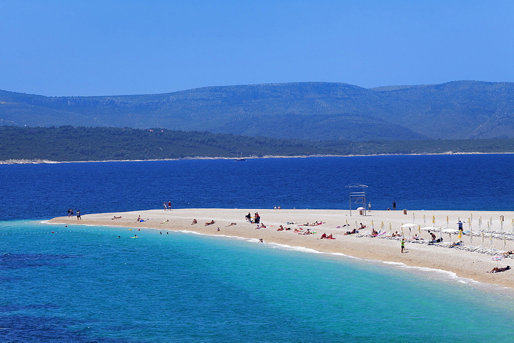 Beach, Zlatni Rat (Golden Horn) and the island of Hvar in the background, Bol, Brac Island, Dalmatia, Croatia, Europe 