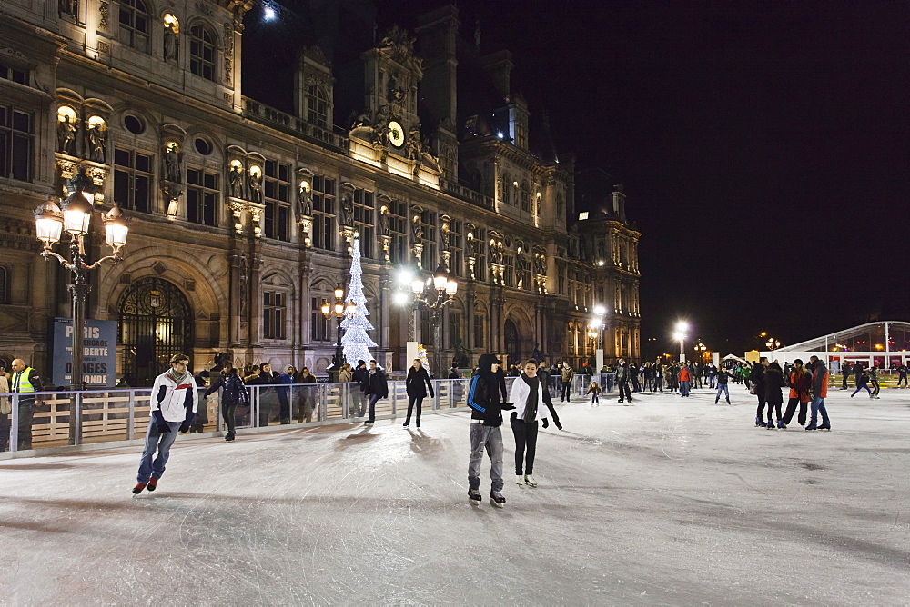 Ice skaters at the town hall Hotel de Ville at Christmas season, Paris, Ile de France, France, Europe