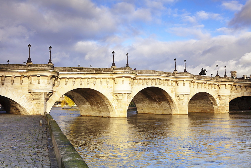 Pont Neuf bridge on the River Seine, Paris, Ile de France, France, Europe