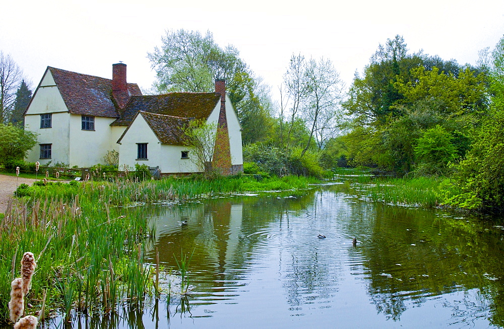 Willy Lots timber framed Suffolk farmhouse, built between 1600 and 1700,  by the mill stream house in Flatford, Suffolk, England