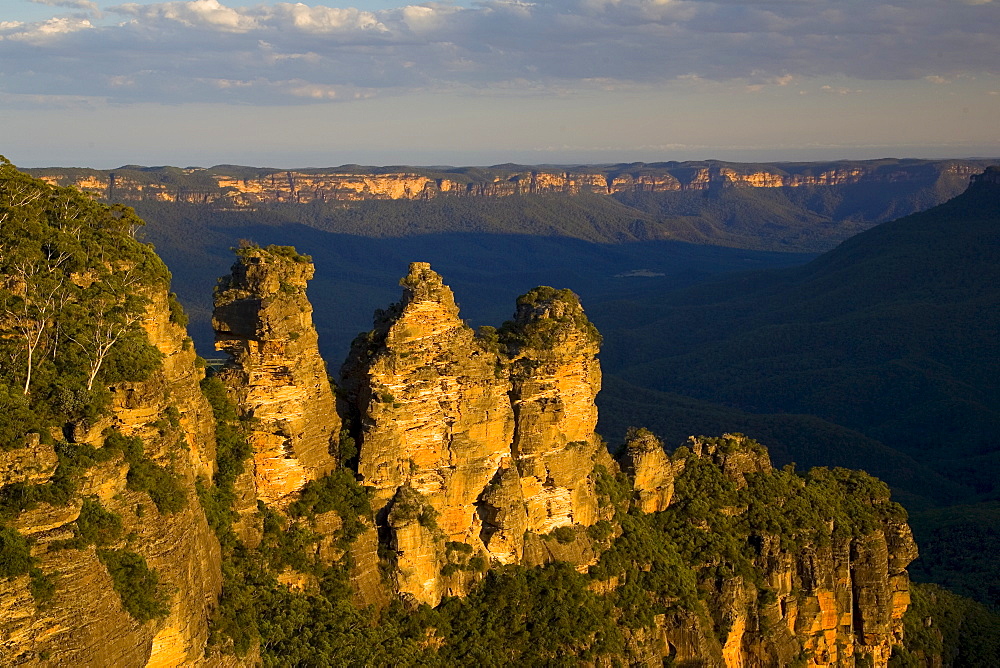 The Three Sisters from Echo Point, Blue Mountains National Park, New South Wales, Australia.