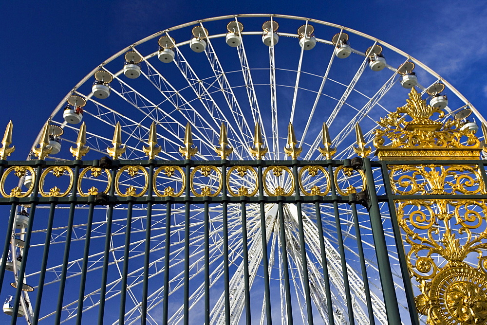 Place de la Concorde ferris wheel, La Grande Roue, seen through railings of Les Jardin de Tuileries, Paris, France