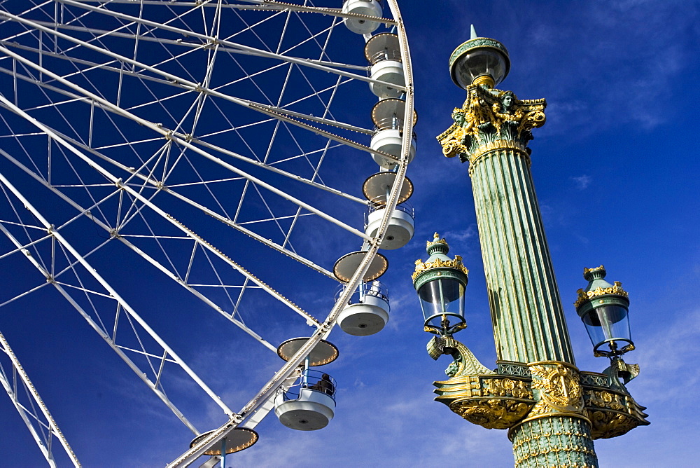 Streetlight and Place de la Concorde ferris wheel called La Grande Roue, Central Paris, France