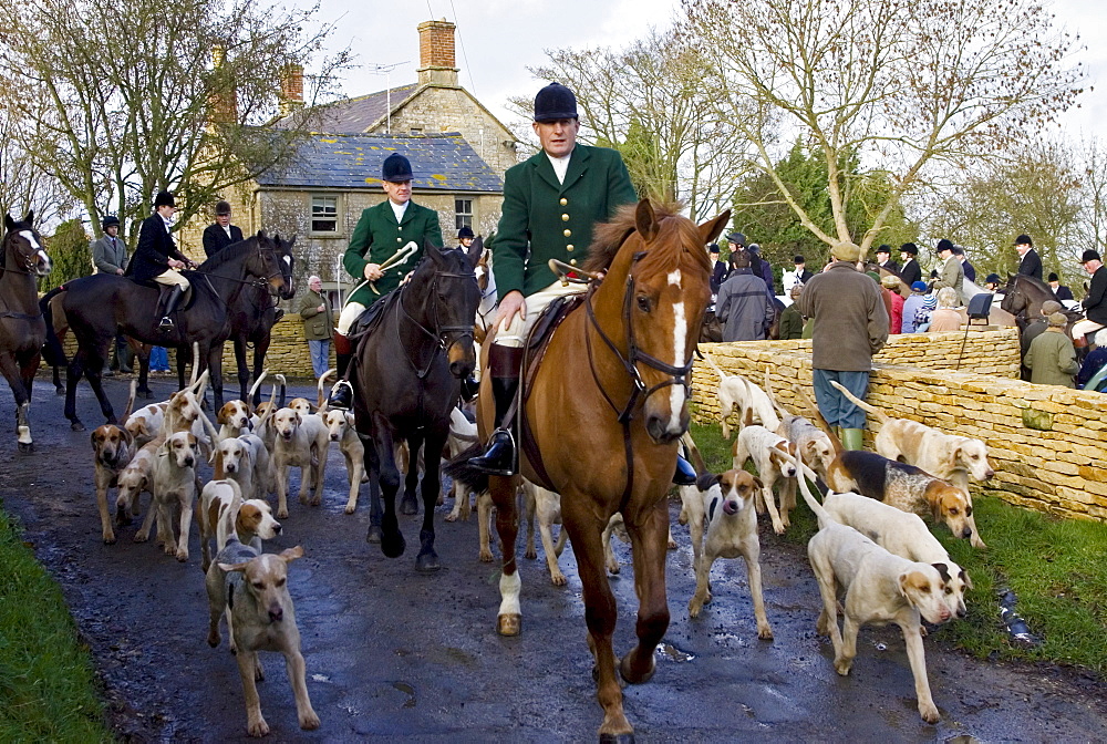 Heythrop Hunt pass the Westcote Inn Pub, Nether Westcote, Oxfordshire / Gloucestershire border, The Cotswolds, UK