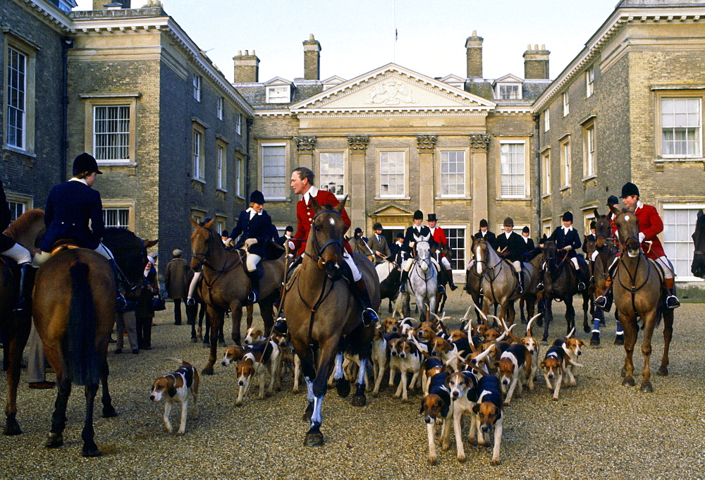 Pytchley Hunt at a meet outside Althorp House, Northamptonshire UK.