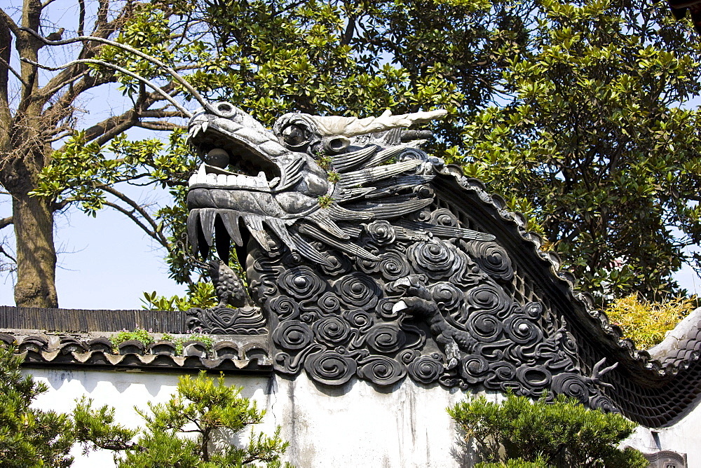 Dragon wall in the Yu Gardens, Shanghai, China