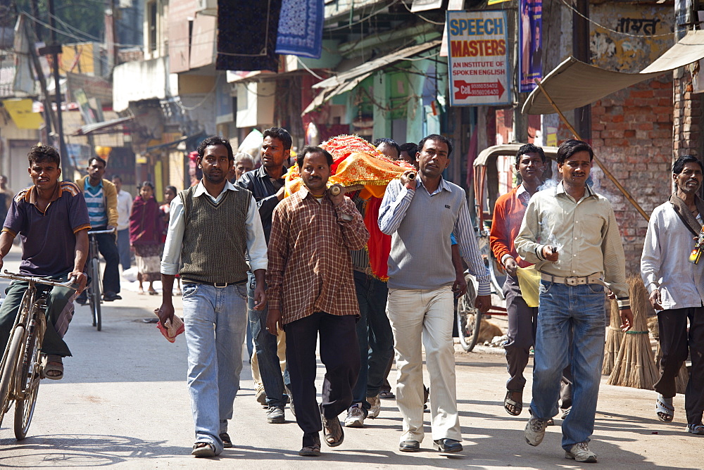 Body of dead Hindu carried in procession in street for funeral pyre cremation by the Ganges, Varanasi, Benares, Northern India