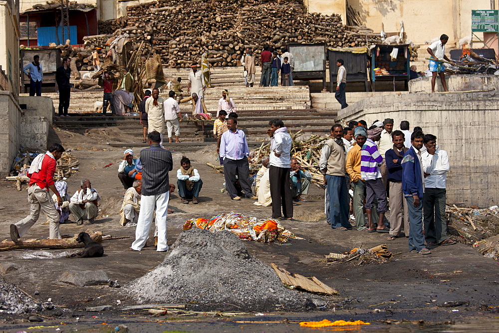 Mourners with body for Hindu cremation at Harishchandra Ghat electric crematorium in Holy City of Varanasi, Benares, India