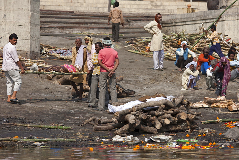 Mourners with bodies for Hindu cremation at Harishchandra Ghat crematorium in Holy City of Varanasi, Benares, India