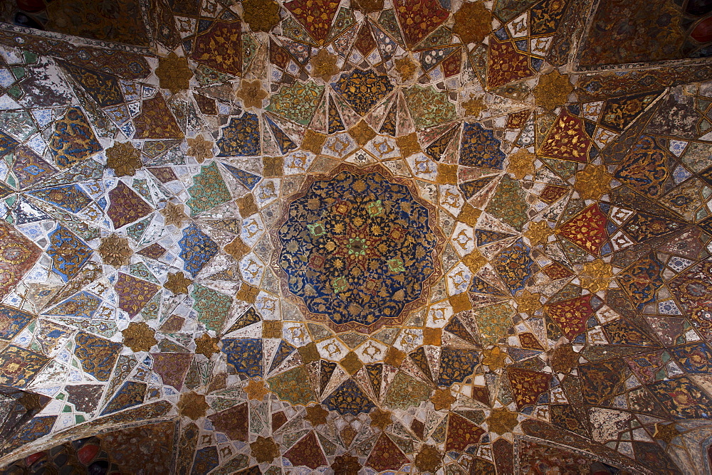 Domed ceiling pietra dura jewels cut into marble in Tomb of Etimad Ud Doulah, 17th Century Mughal tomb built 1628, Agra, India