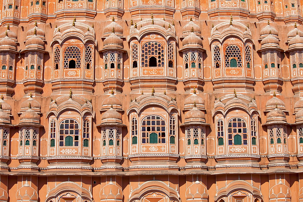 Hawamahal Wind Palace in the pink city of Jaipur, Rajasthan, Northern India