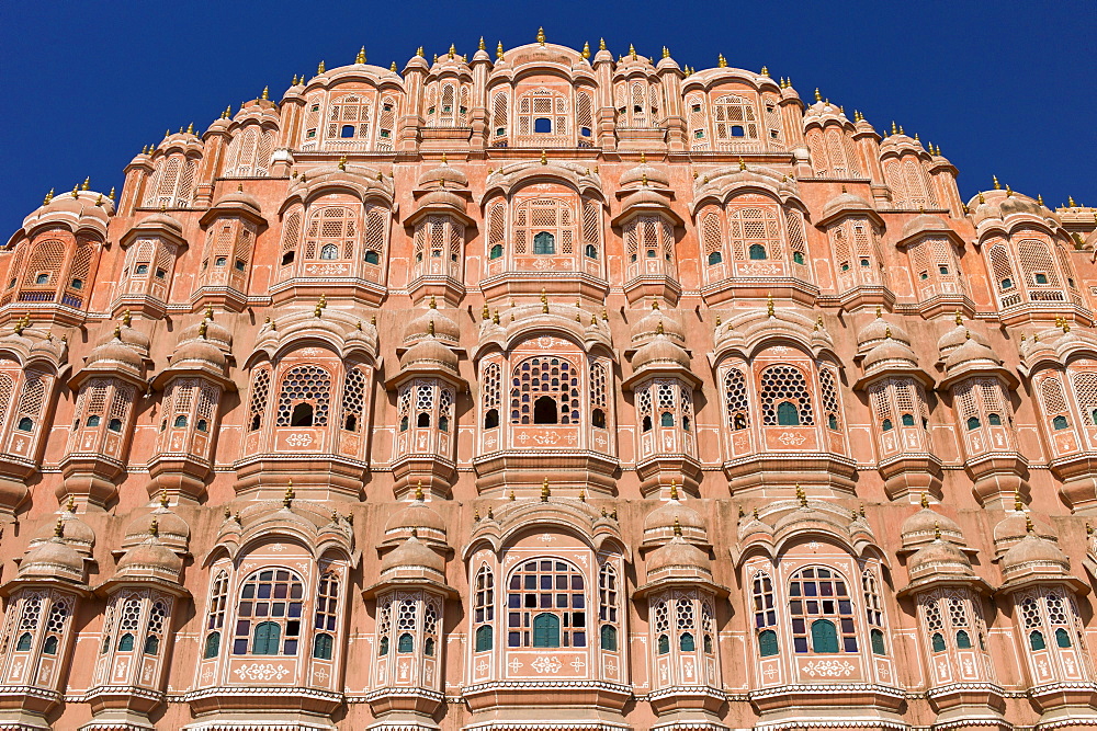 Hawamahal Wind Palace in the pink city of Jaipur, Rajasthan, Northern India