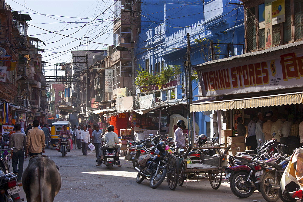 Busy street scene Tambaku Bazar in Jodhpur Old Town, Rajasthan, Northern India