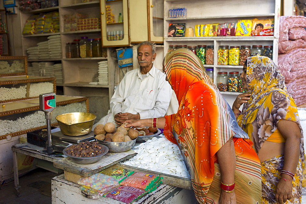 Indian women shopping for food at Tambaku Bazar in Jodhpur Old Town, Rajasthan, Northern India