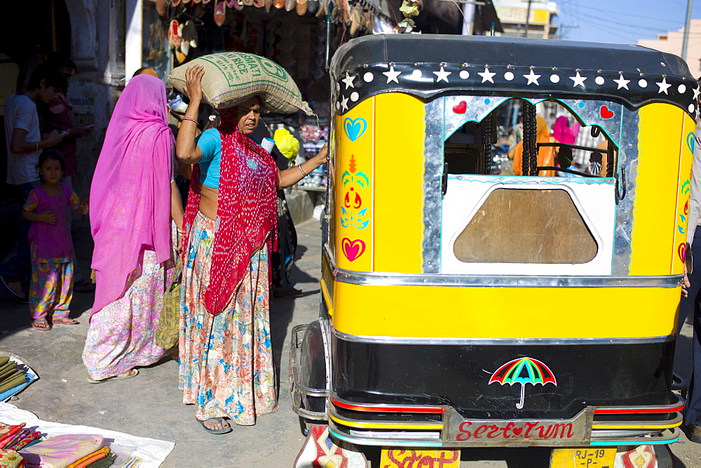 Crowded street scene people shopping at Sardar Market at Girdikot, Jodhpur, Rajasthan, Northern India