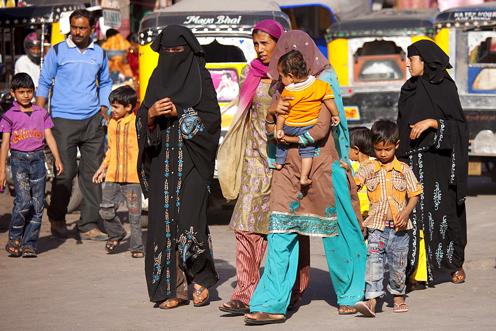 Crowded street scene Muslim people at Sardar Market at Girdikot, Jodhpur, Rajasthan, Northern India