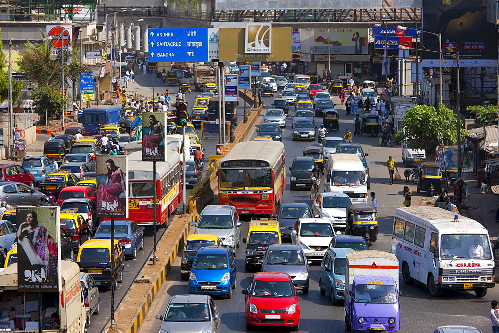 Traffic congestion on downtown highway to Bandra, Andheri and Santacruz and access route to the BKC Complex in Mumbai, India