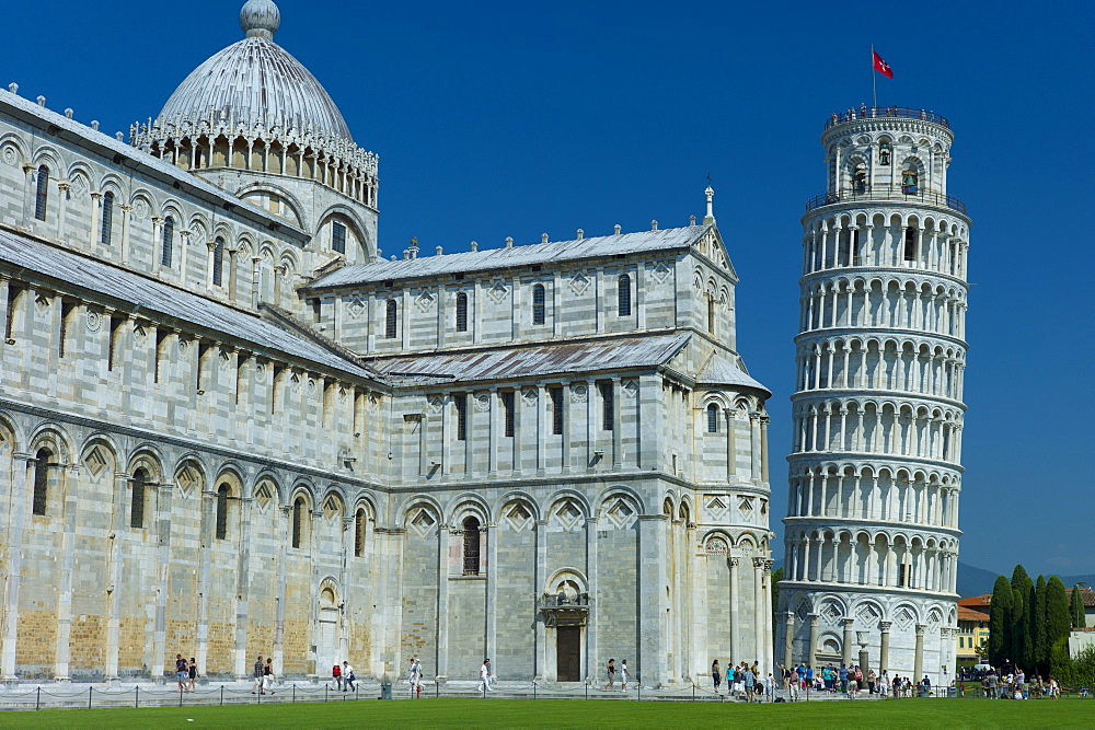 The Leaning Tower of Pisa, Torre pendente di Pisa, campanile freestanding bell tower and the Cathedral of Santa Maria, Pisa, Italy