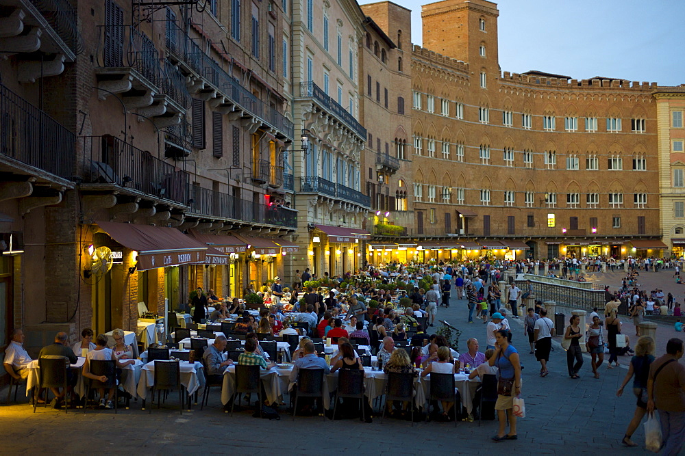 Diners eating al fresco at Nannini bar and restaurant  in Piazza del Campo, Siena, Italy