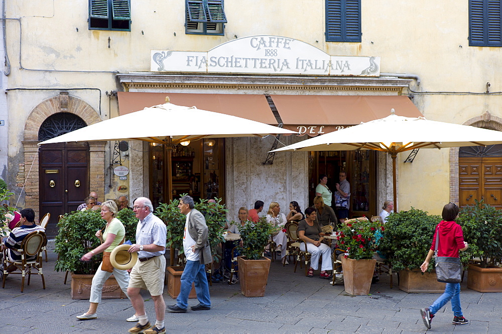 Diners eat al fresco at restaurant and bar Caffe 1888 Fiaschetteria Italiana in Piazza del Popolo, Montalcino, Val D'Orcia,Tuscany, Italy