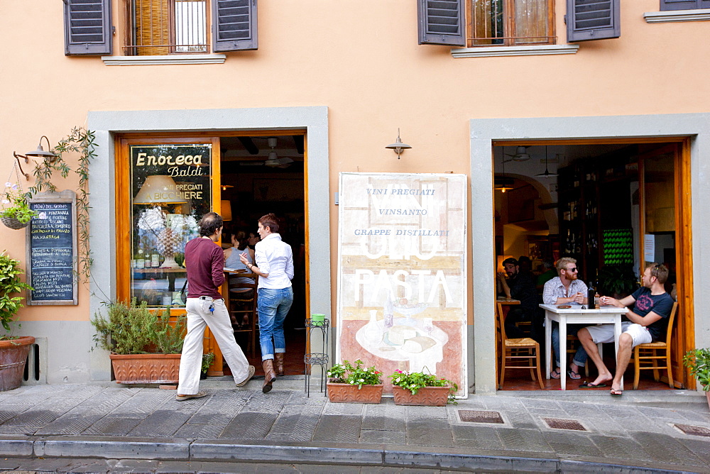 Diners at restaurant Enoteca Baldi in Piazza Bucciarelli, Panzano-in-Chianti, Tuscany, Italy