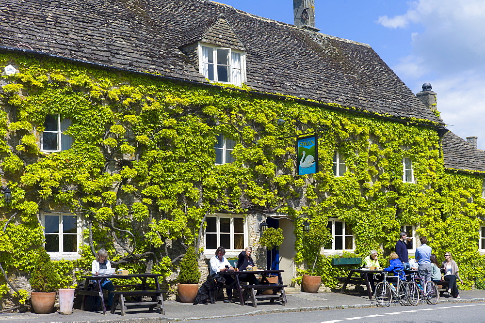 Traditional Cotswold vine-clad pub in the picturesque village of Southrop in the Cotswolds, Gloucestershire, UK