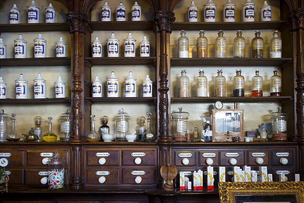 Old medicine bottles pharmacy display in Farmacia Dr A Alonso Nunez shop in Calle Ancha, Leon, Castilla y Leon, Spain