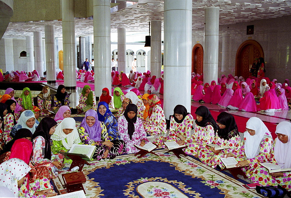 Girls and women studying the Koran at the madrassa at the Jame'asr Hassanal Bolkiah Mosque in Brunei Darussalam